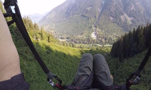Nedostaje vam adrenalina? Pogledajte ovaj padobranski spust niz planinu!