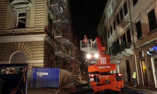 Oprez, ni dan nakon urušavanja skela u centru Rijeke još nije uklonjena