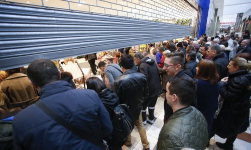 Crni petak u Hrvatskoj: Zaštitari i ograde na ulazima u prodavaonice informatičke opreme