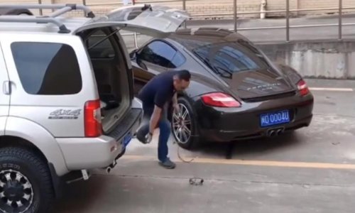 Domišljati vozač doskočio bezobrazniku na parkiralištu