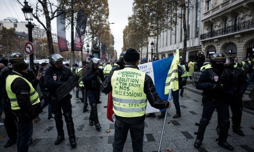 Pariz: policija suzavcima i vodenim topovima po 'žutim prslucima'