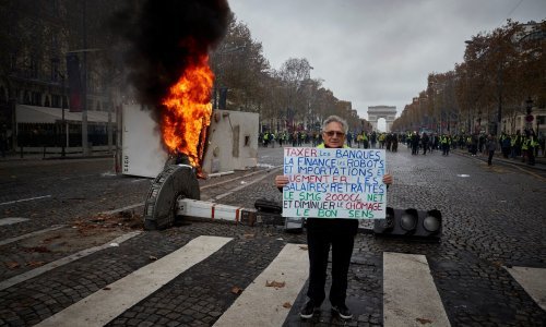Pogledajte kako je čovjek za dlaku izbjegao smrt u prosvjedima na Champs-Elysées