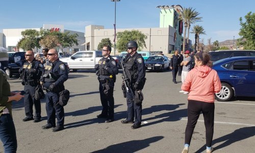 Drama u Tijuani: Migranti napali američku policiju, ona ih zaustavila suzavcem