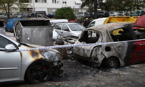 Vatra s kontejnera zahvatila automobile, dva izgorjela