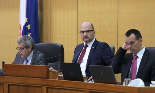 'Lud, zbunjen, normalan' u Saboru: Zastupnici se do pola sata iza ponoći svađali o svemu osim o zakonima