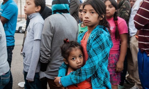 Djevojčica s obitelji ilegalno prešla u SAD, umrla od šoka i dehidracije nakon što su ju strpali u pritvor