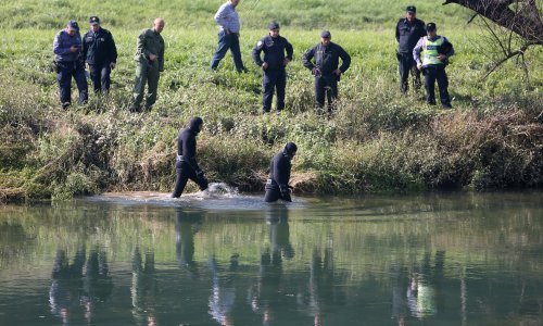 Jedan migrant nestao u rijeci Dobri, a trojica se spasila