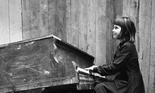 Tomislav Bralić i klapa Intrade objavili novi album: Koja se priča krije iza portreta djevojčice na naslovnici albuma?