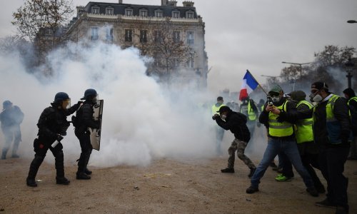 Žestok sukob policije i 'žutih prsluka' na ulicama Pariza