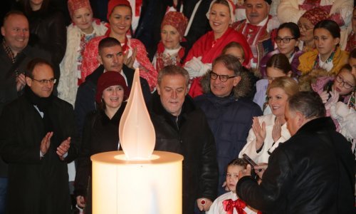 Grabar-Kitarović i Bandić zapalili adventsku svijeću na Manduševcu