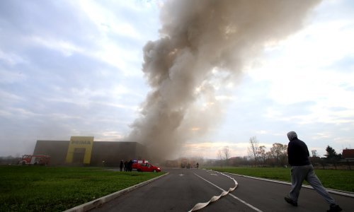 [FOTO] Požar u skladištu namještajem u Novom Jelkovcu
