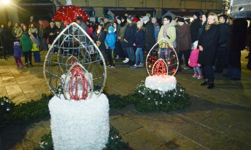 Sisački 'Božić u gradu' otvoren paljenjem prve adventske svijeće
