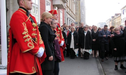 Grabar Kitarović u Sunji pravdala izmještanje Ureda predsjednice