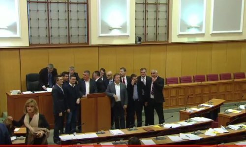 Kaos u sabornici: Zastupnici oporbe okružili saborsku govornicu i spriječili raspravu