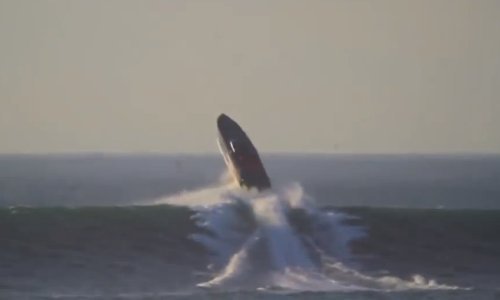 Može li gliser preskočiti 9-metarski val bez posljedica?