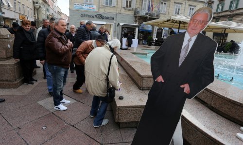 [VIDEO/FOTO] U Rijeci građani upalili svijeće pred kartonskom figurom Franje Tuđmana