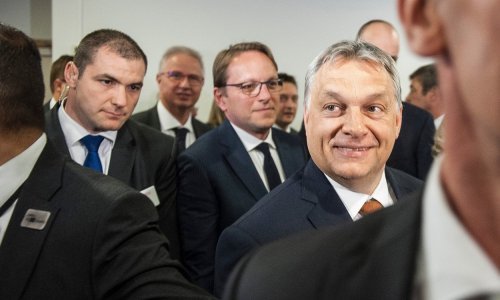 Kaos u mađarskom parlamentu: Oporba fizički zaustavila Orbana, on ih razgrnuo uz pomoć tjelohranitelja