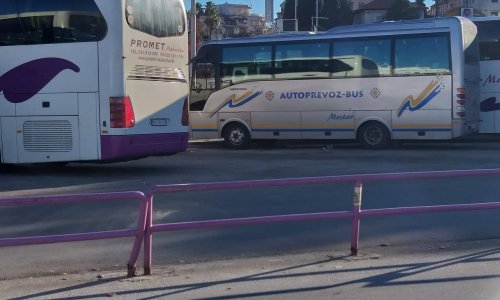 Pogledajte nevjerojatne fotografije iz Splita: Ogradu na kolodvoru zalijepili selotejpom