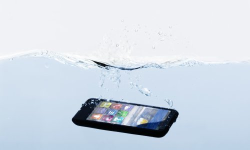 Ima li spasa mokrom smartfonu? Evo kakve smo savjete pronašli