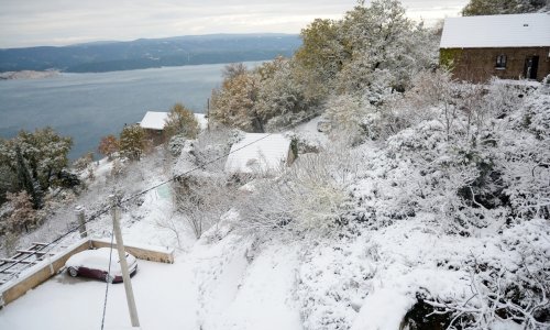 Snježna mećava pogodila Makarsku rivijeru, bijeli se i na Braču