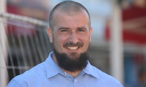 Aktivist Badovinac poklonio gradonačelniku Karlovca ulaznicu za Bajagin koncert