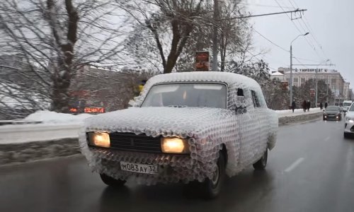 Rus prekrio svoju Ladu plastičnim čašama