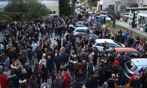 Građani Metkovića na mirnom prosvjedu zatražili bolju zdravstvenu skrb