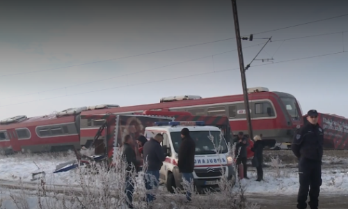 Vlak prepolovio autobus kod Niša, troje poginulih, među njima i dijete