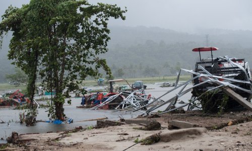 Naočigled užasnute publike indonezijski rock sastav nestao u vodenom valu