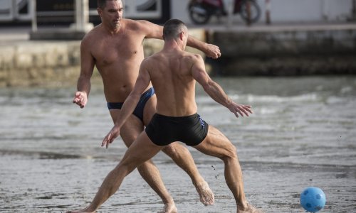 Tradicija je tradicija pa tako na Bačvicama u ovo doba oni najhrabriji zaigraju picigin ili mali nogomet