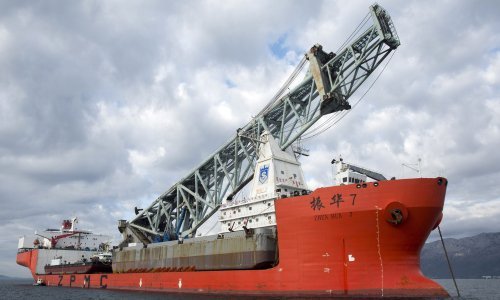 Pogledajte kinesku grdosiju usidrenu u Luci Ploče koja će graditi Pelješki most