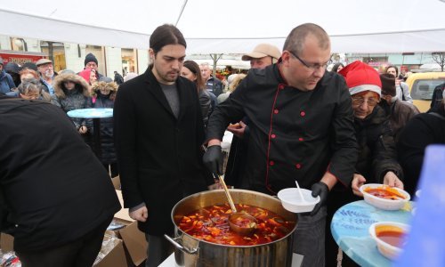 Živi zid dijelio hranu i poklone