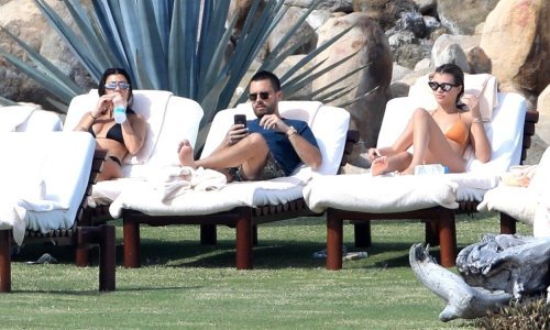 Odmor u troje: Kourtney Kardashian sprijateljila se s mlađahnom djevojkom svog bivšeg supruga