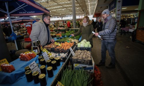 Reportaža s osječke tržnice: 'Što vi jedete? Ja svaki dan kilogram voća i uvečer jogurt. I zdrav sam kao magare'