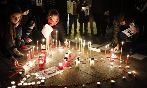 Unatoč zabrani, spontano okupljanje u Banjoj Luci pred pravoslavnom crkvom