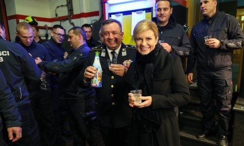 Predsjednica Novu godinu dočekala sa zagrebačkim vatrogascima i policajcima