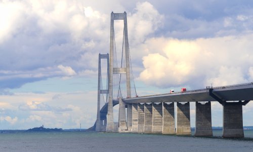 Šestero poginulih i 16 ozlijeđenih u nesreći vlaka na mostu u Danskoj