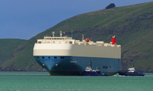 Plamteći brod s 3500 Nissanovih automobila pluta Tihim oceanom