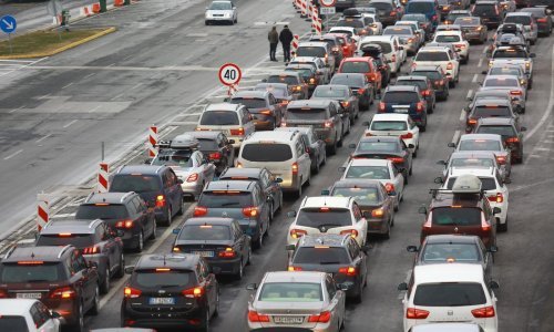 Hrvati krenuli na skijanje, kolona na Bregani duga sedam kilometara