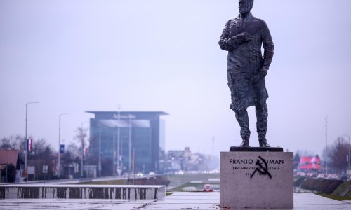 Na zagrebačkom spomeniku Franji Tuđmanu osvanuo srp i čekić