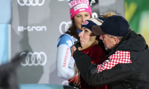 Fotka koja je zapalila internet; Bandić s leđa obgrlio Shiffrin, a njezin izraz lica postao hit