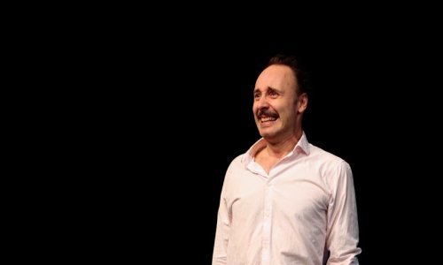 Kontroverzna monodrama 'Mistero Buffo' u izvedbi poznatog glumca Dražena Šivaka i režiji Lee Delong!