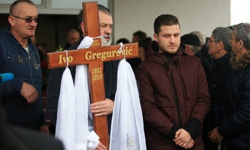 U Donjoj Mahali uz obitelj, prijatelje i kolege pokopan Ivo Gregurević