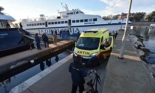 Tri osobe ozlijeđene u nasukavanju katamarana u Zadru