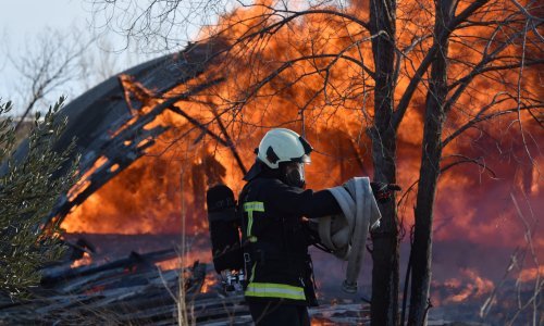 [FOTO/VIDEO] Pogledajte kako je vatra u trenu progutala popularni prostor u kojem su se održavali rock koncerti, partiji...