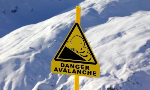 U Švicarskoj lavina zatrpala hotel, spasilačke službe tragaju za nestalim skijašima i planinarima