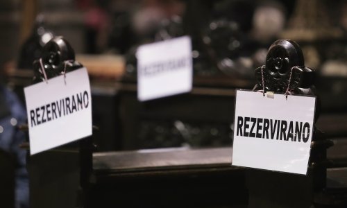 Biskup Uzinić o rezerviranim mjestima za političare u crkvama