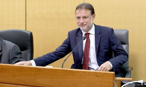 Zastupnici se vraćaju u klupe, hoće li na novoj sjednici biti još prebjega?