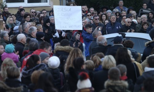 Stotine građana na skupu potpore pedijatrici u Metkoviću
