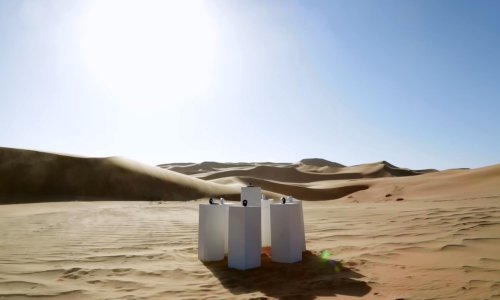 Kakav lik: Usred pustinje postavio šest zvučnika na kojima vrti 'Africu' grupe Toto